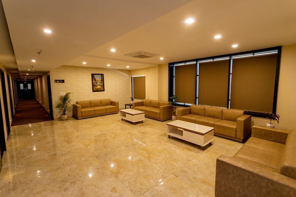 Hotel Aarunya Royale