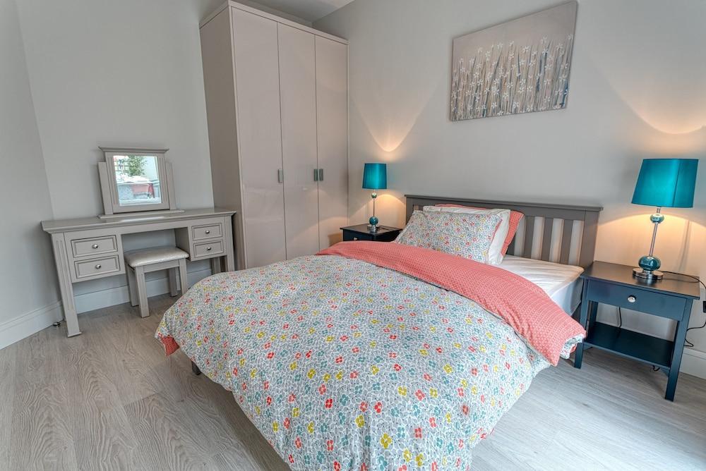 The Larry Mullen Suite - hiphipstay