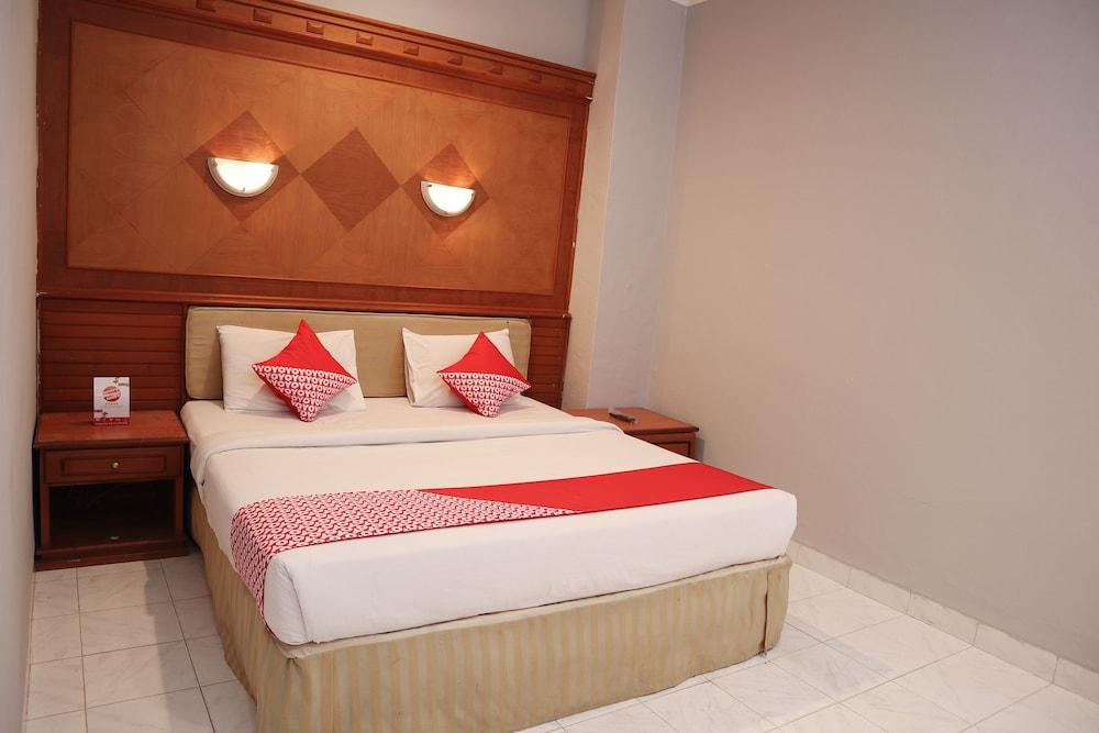 OYO 742 Mona Plaza Hotel