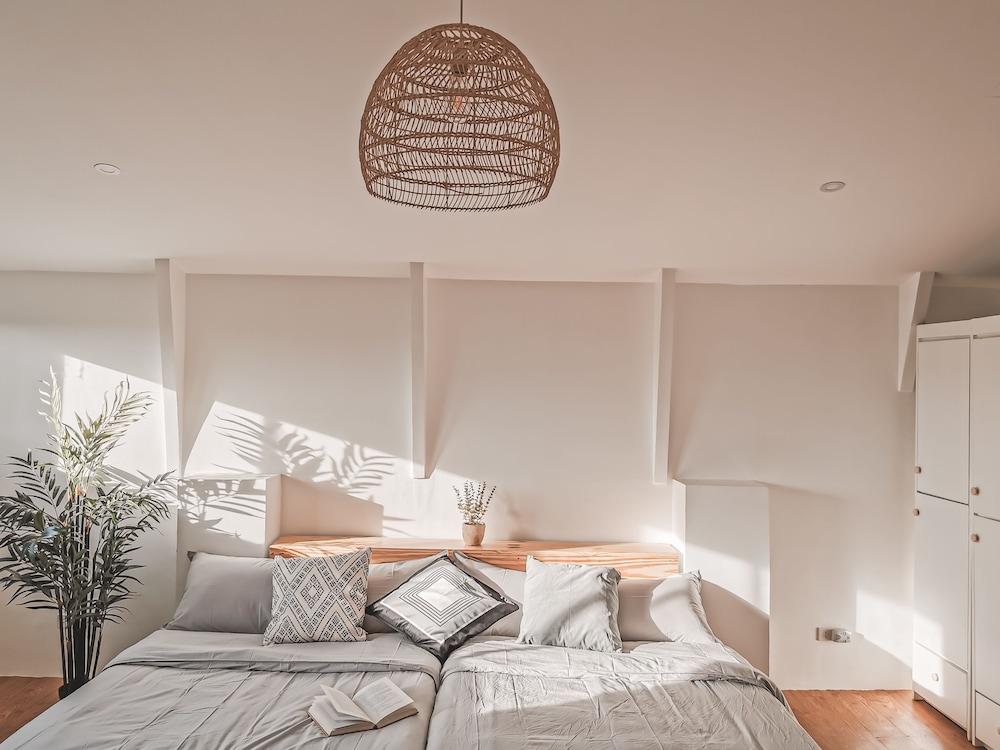 Murals Hostel & Cafe Mactan