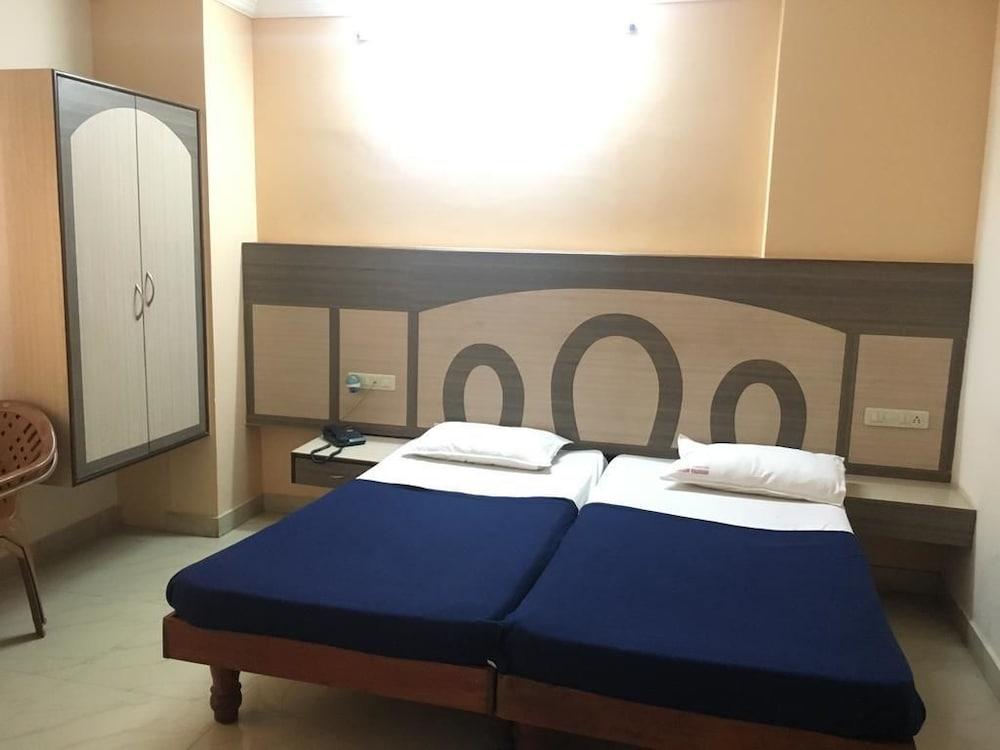 Iroomz Amrutha Residency