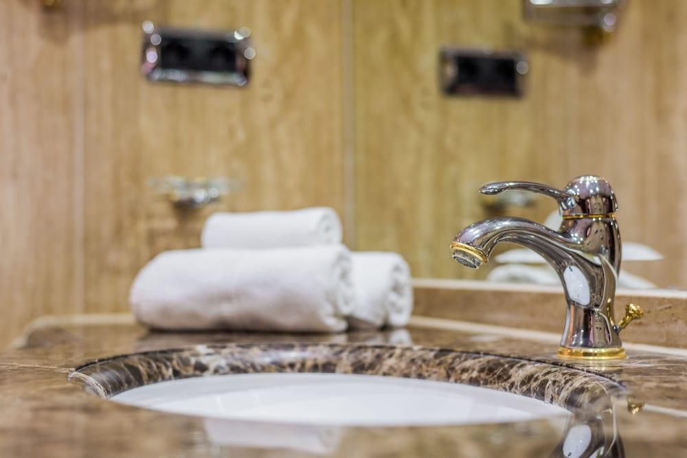 2 Bedrooms Apartment Frontline Beach