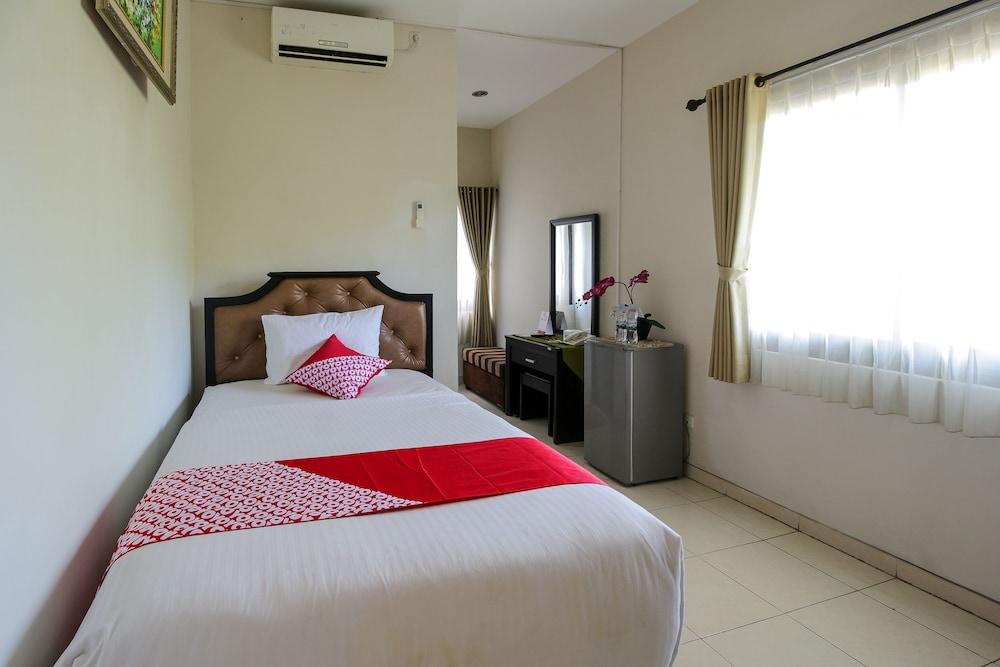 OYO 734 Tuban Torres Accomodation