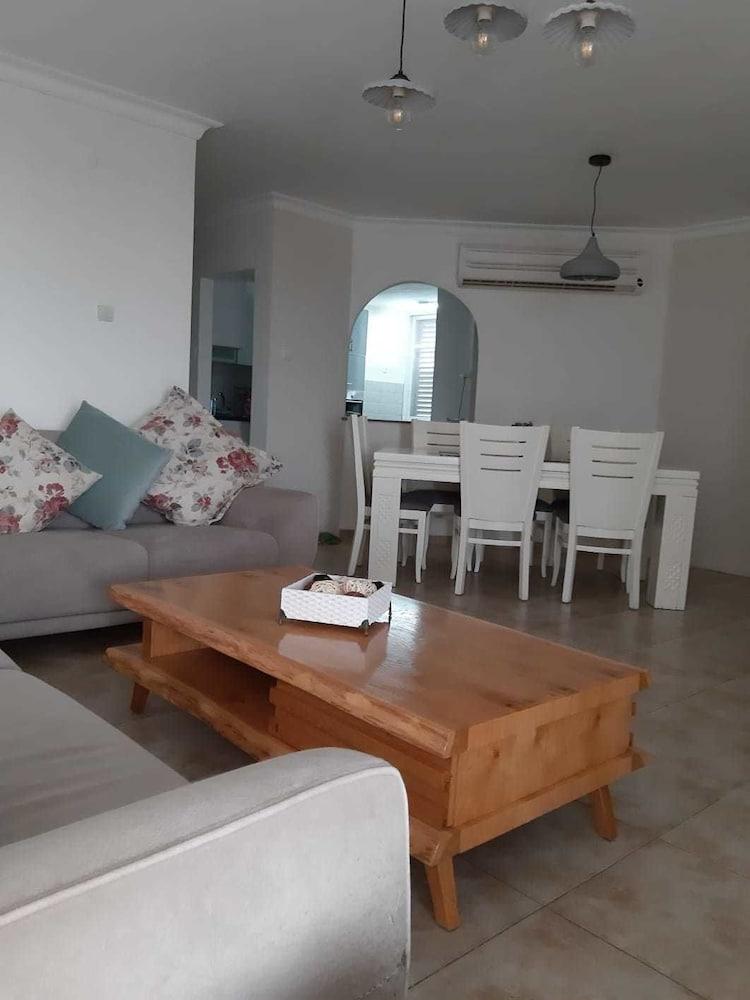 Roomy Apt. w Seaview Fireplace & Netflix