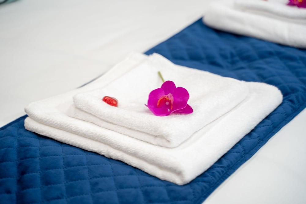 Boutique and garden apartments in Hawaii complex by YalaRent - Families only