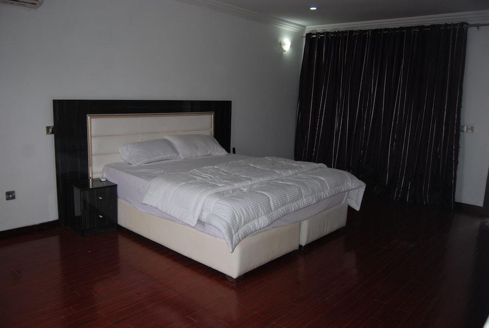 Kings Court Apartment