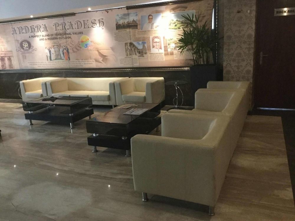 Iroomz Hotel SR Grand