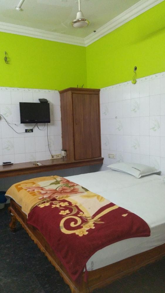 Iroomz Nama Residency