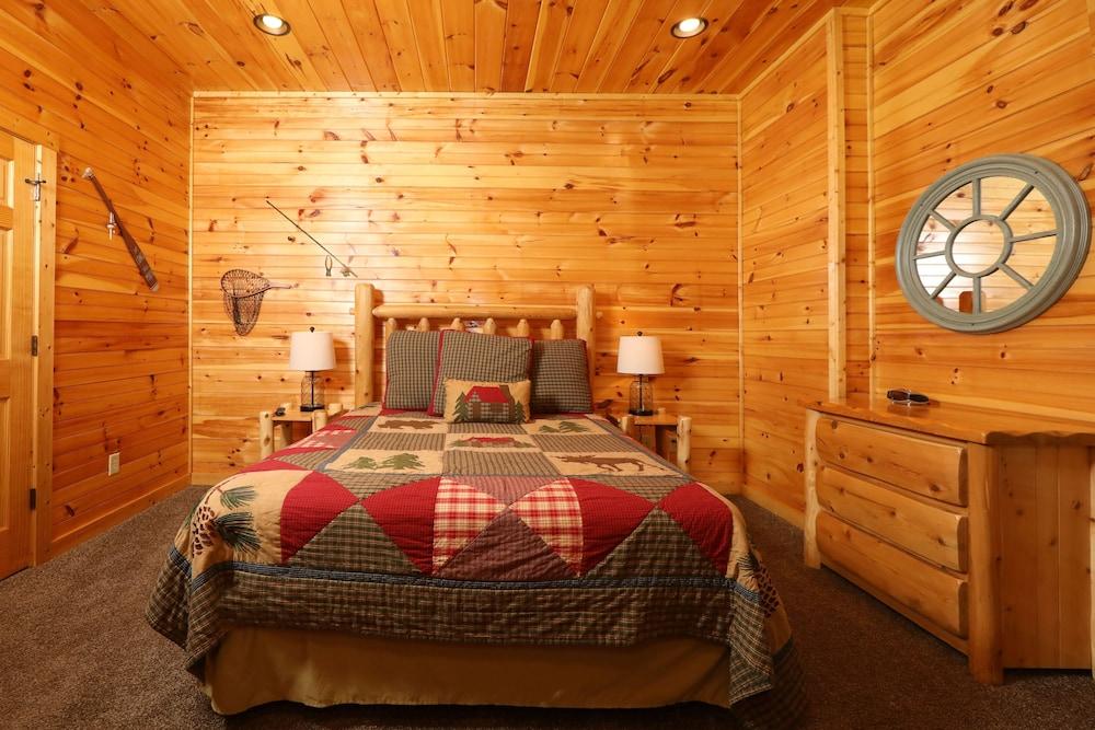 Smoky Bear Manor - Five Bedroom Cabin