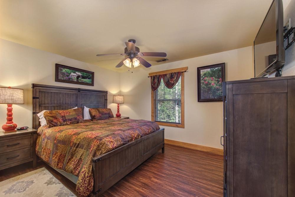 Aqua Paradise - Six Bedroom Chalet