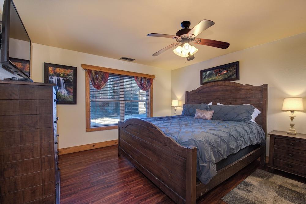 Aqua Paradise - Six Bedroom Chalet