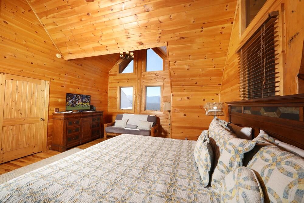 Grampy Camp Lodge at Gatlinburg