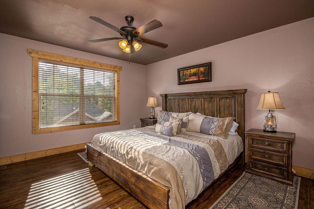 Hilltop Haven - Four Bedroom Chalet