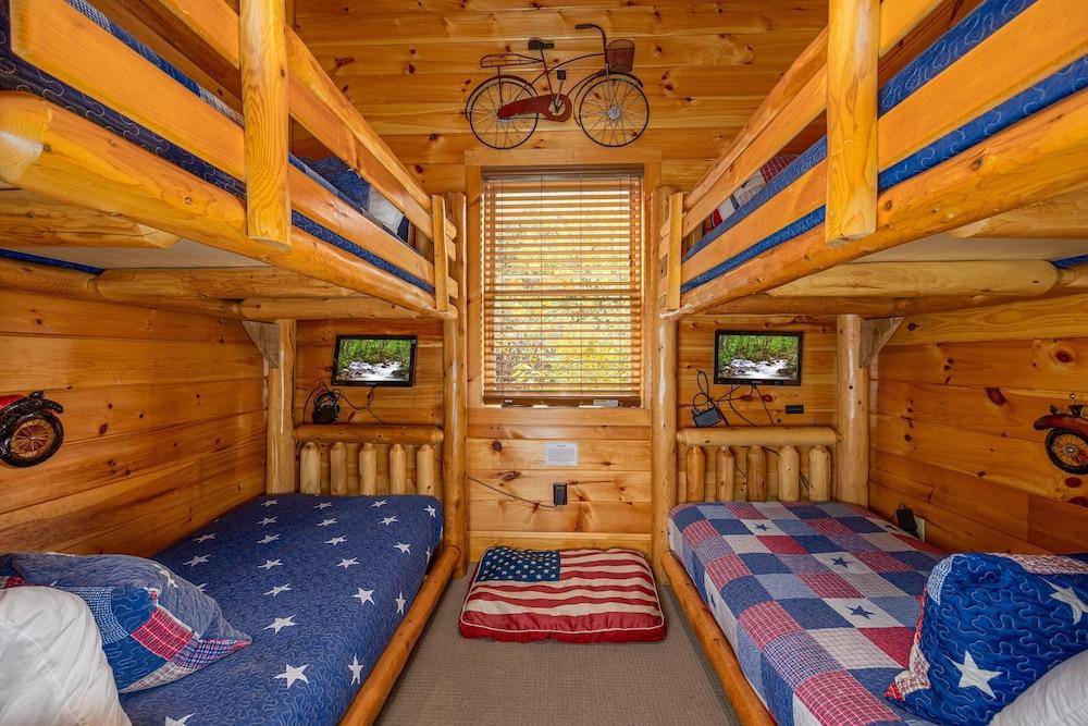 Picture Perfect- Seven Bedroom Cabin