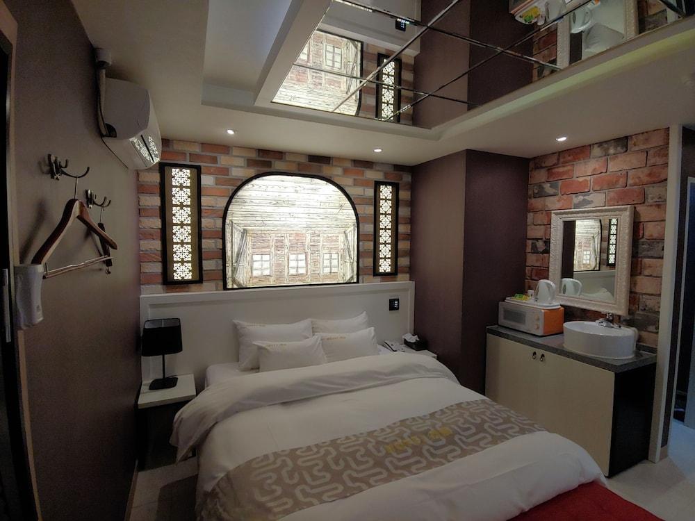 Apple Drive-in Motel