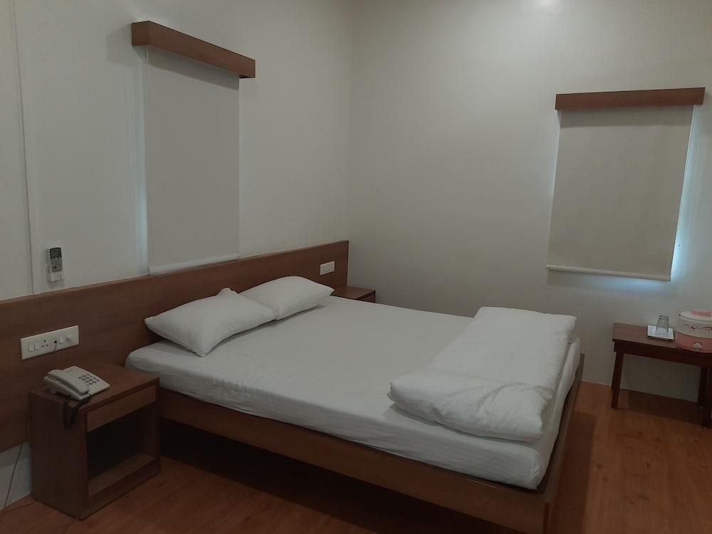 Hotel Bhooshan Sivajinagar