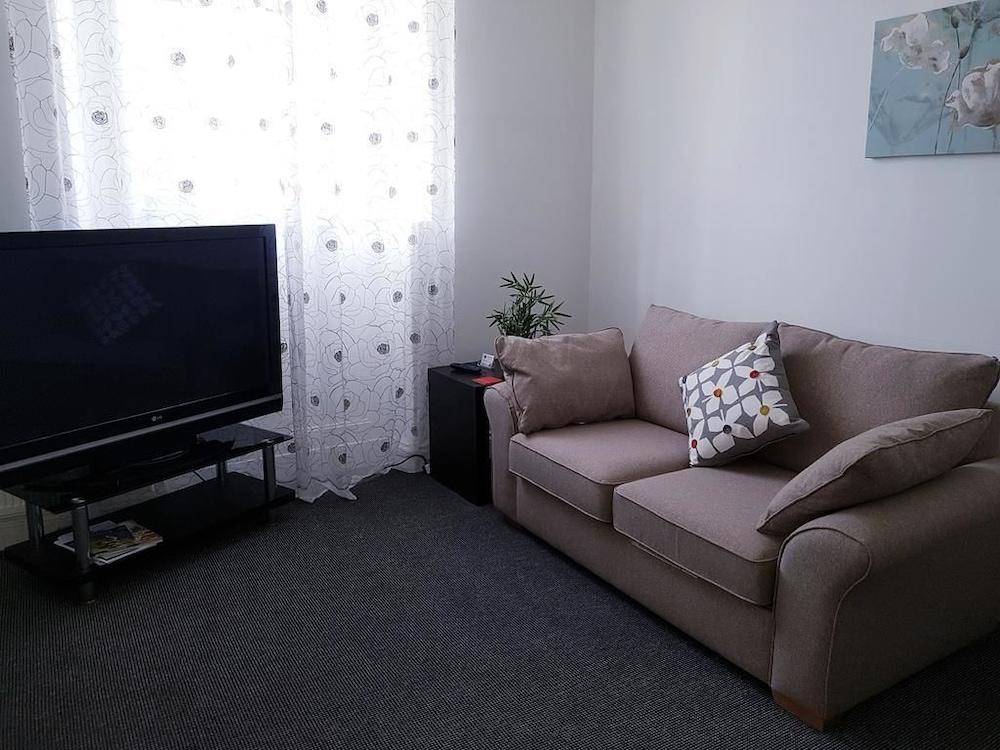 F6 Bath Road Apartment