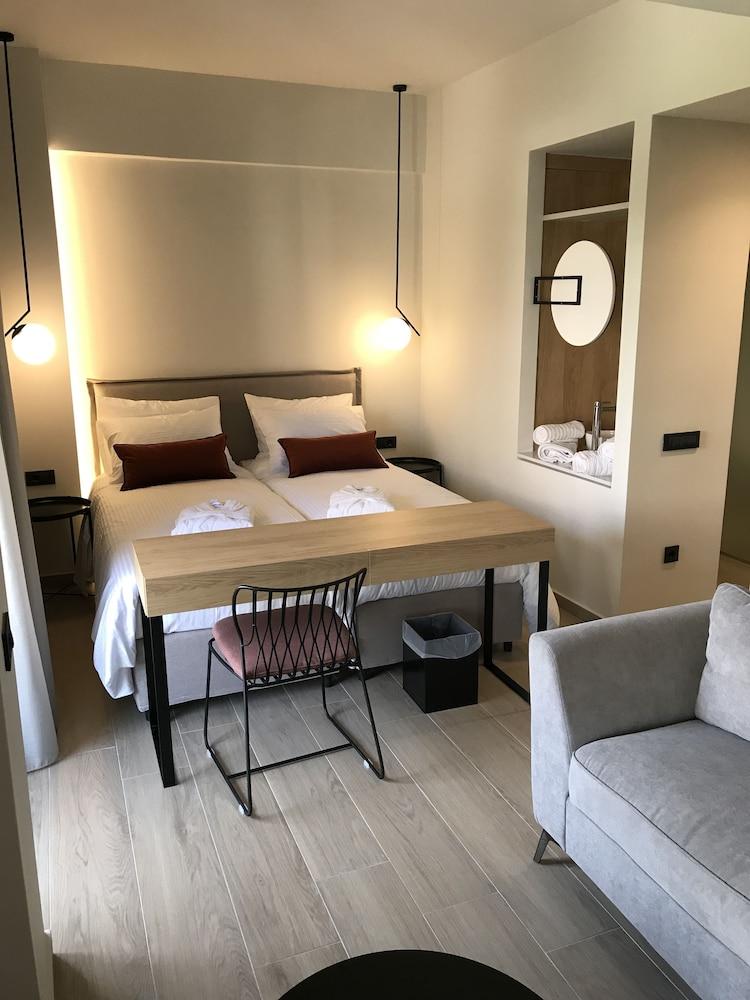 The City Hotel & Suites