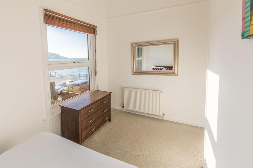 Waters Edge Apartment at Beach House