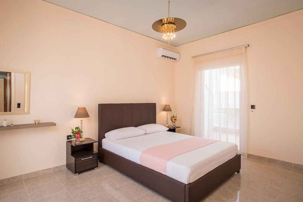 Steps to the Beach Spacious Home-Parking