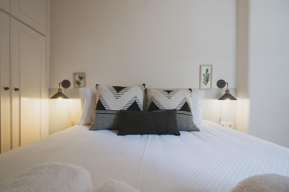 Mid-Century Modern Villa Vintage Charm