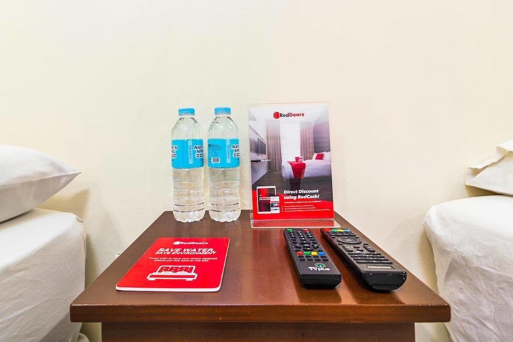 RedDoorz @ Highway Mandaue