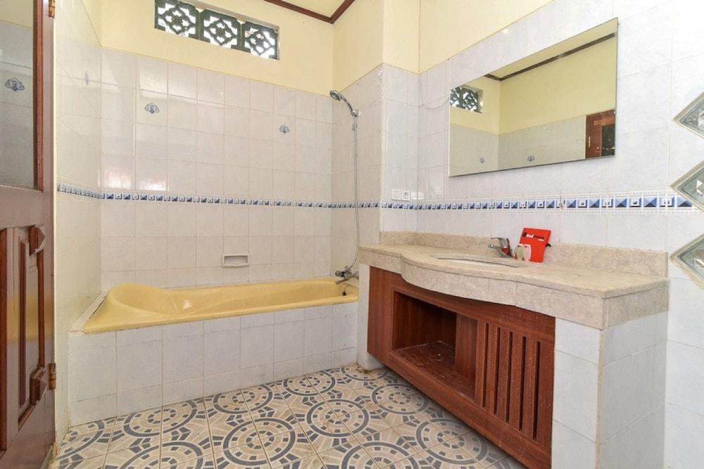 RedDoorz Plus near Seminyak Square