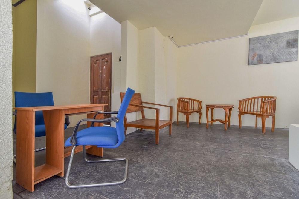 RedDoorz Plus near Seminyak Square