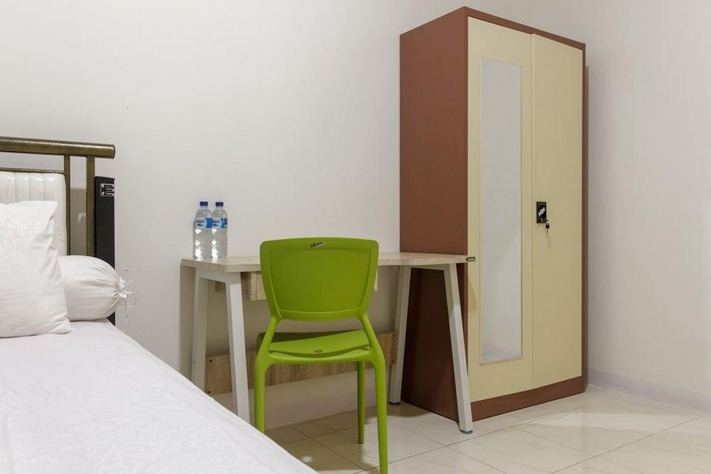 RedDoorz Syariah near AP Pettarani 3