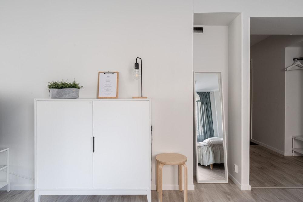 Spacious Downtown Apt with Balcony that Hosts 10