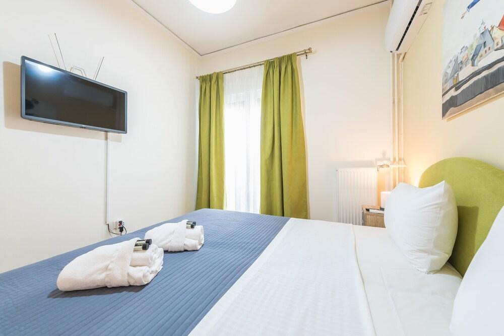 Stylish Kerameikos Apartment  by Cloudkeys