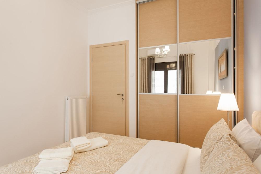 Nicholas Point Apartments and Rooms