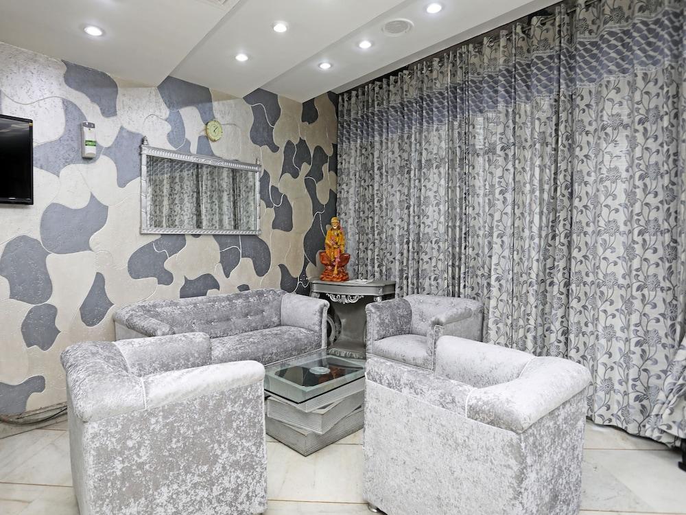 OYO 29566 Hotel Mid Town