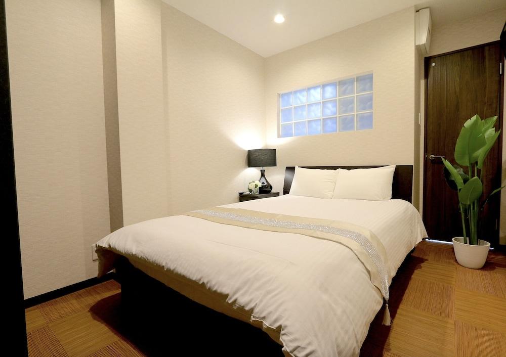 Elizabeth Garden Kuromon