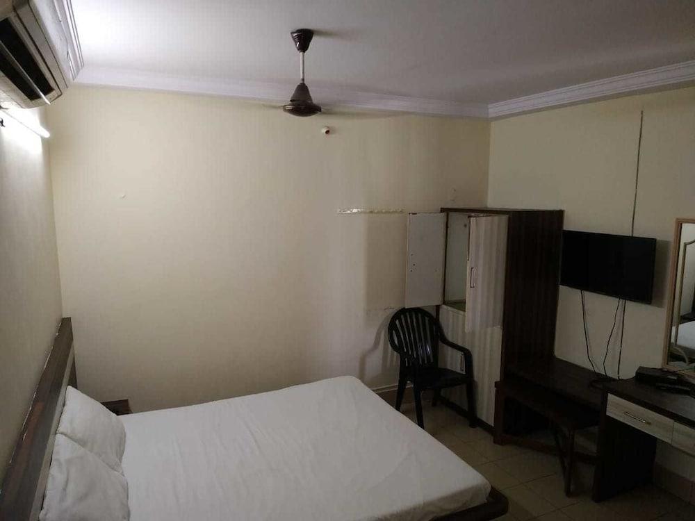 Iroomz Sri Balaji Residency
