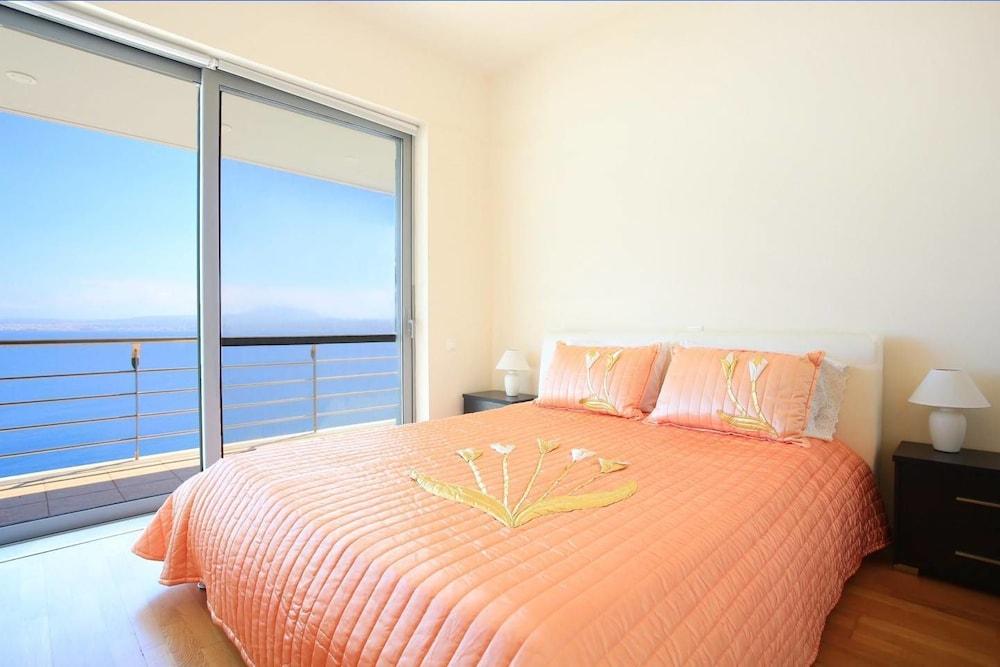 Seafront home 4' walk to private beach