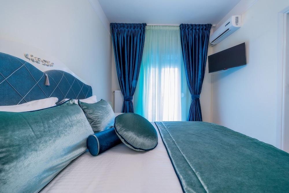 Acropolis Deluxe Apt Must