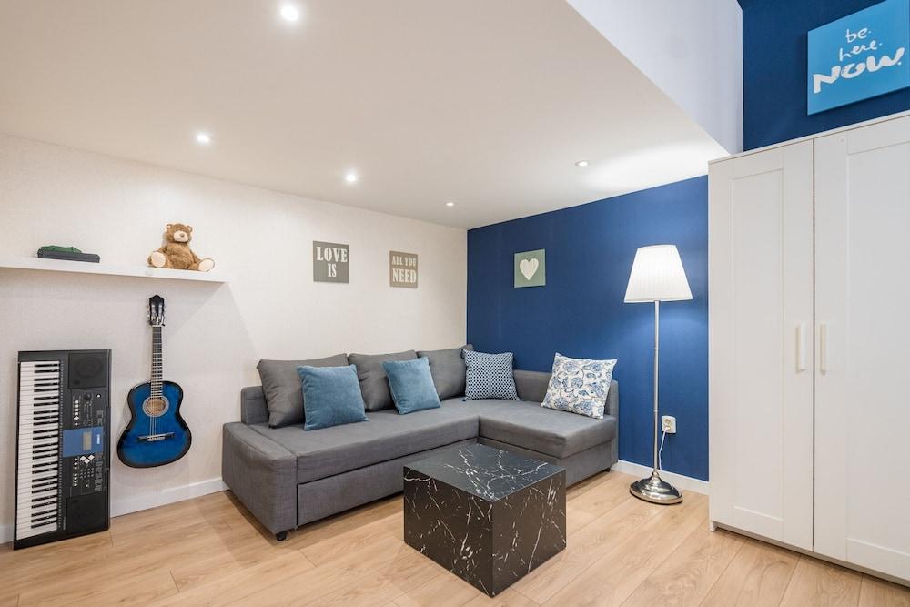 happy home Budapest BLUE