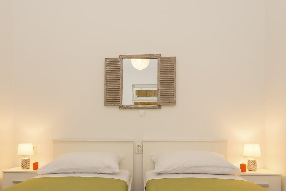 Studio Leon-Sara with shaded patio and garden view