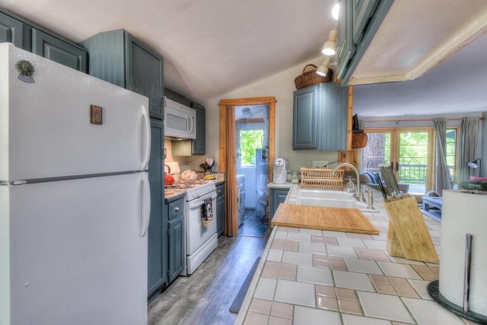 Foursome  2 Bedroom Cabin by RedAwning