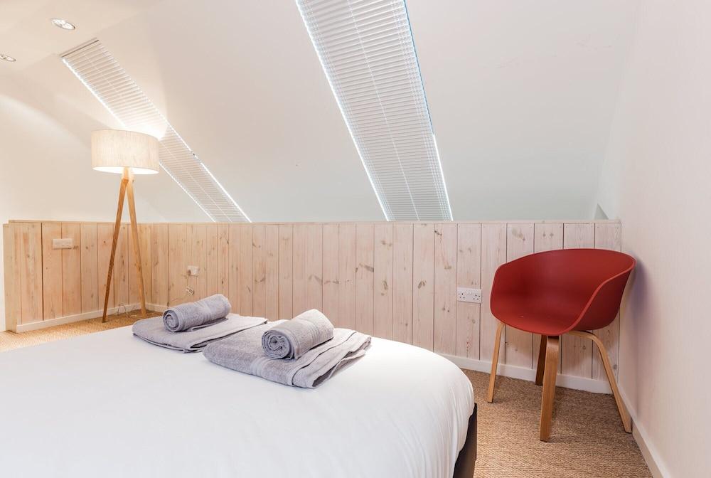 The Cliffside Chalet - Warm & Modern 3bdr Riverside Home