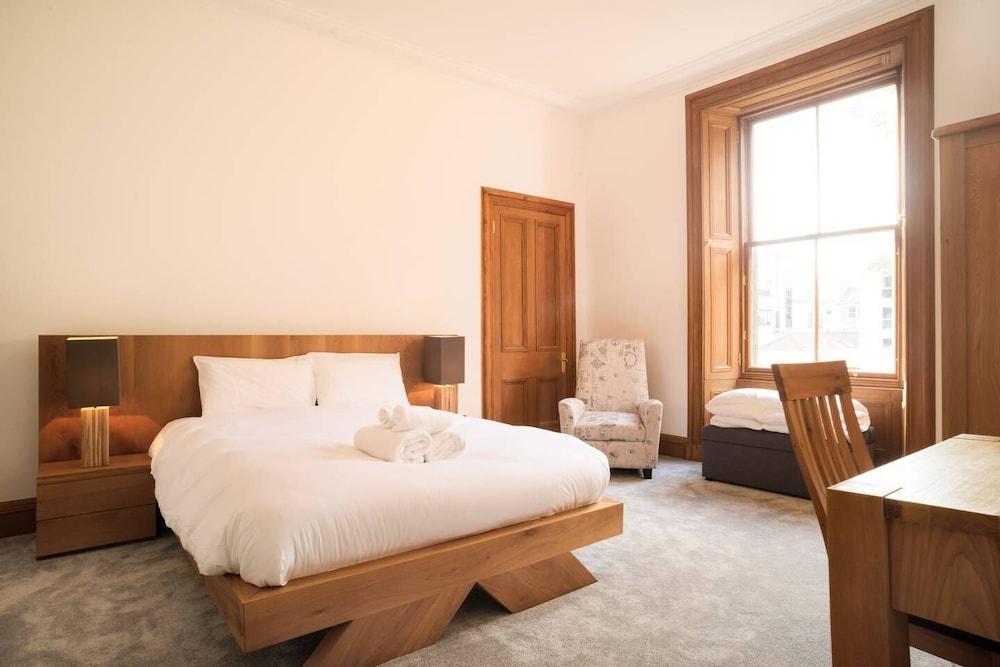 JOIVY 5 Bedroom Apt Near Meadows & George Square