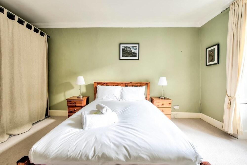 Perfect Location! - Charming Rose St Apart for 4