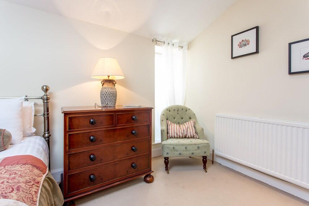 Prestigious Location - Quintessential Mews House