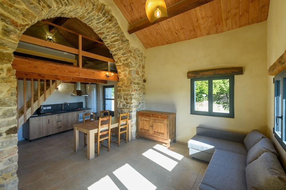 La Grange d'Emile Gites, Roulottes et Piscine