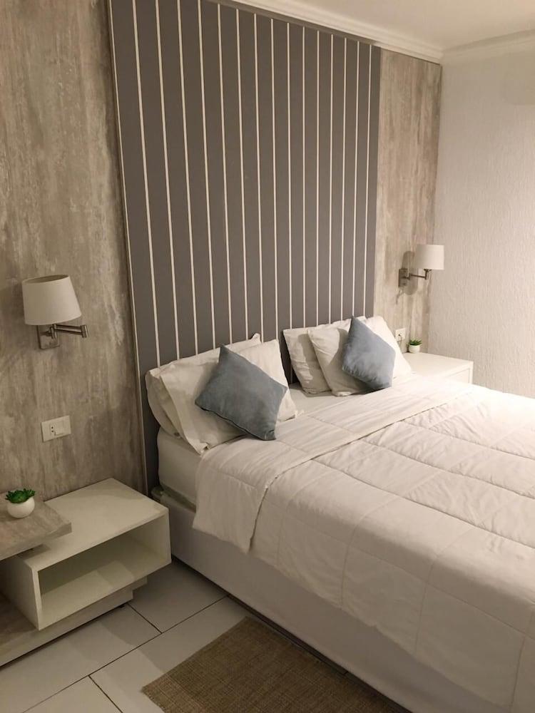 Los Alpes Villa Morra