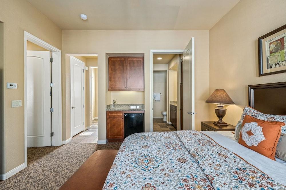 Classic 3 Bedrooms C48 by RedAwning