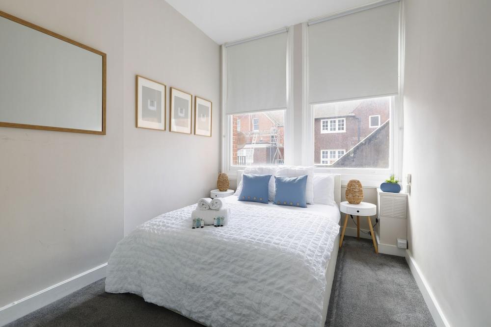 Modern City Pad By The Beach