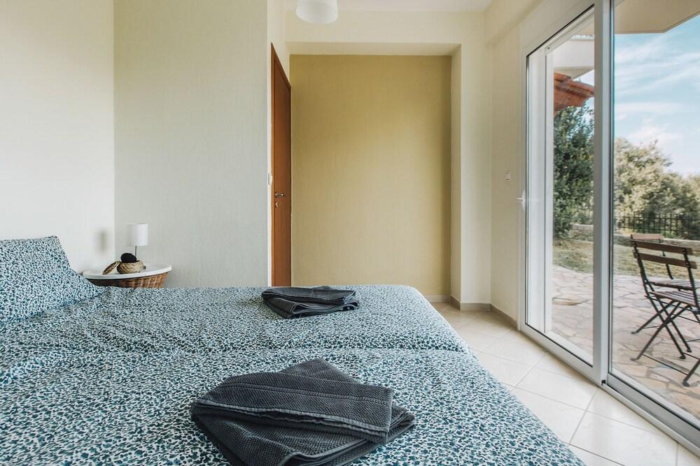 Chloe Apartments by QR booking