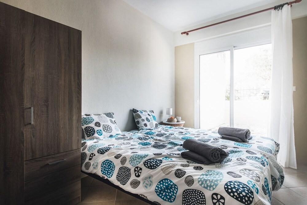 Chloe Apartments by QR booking